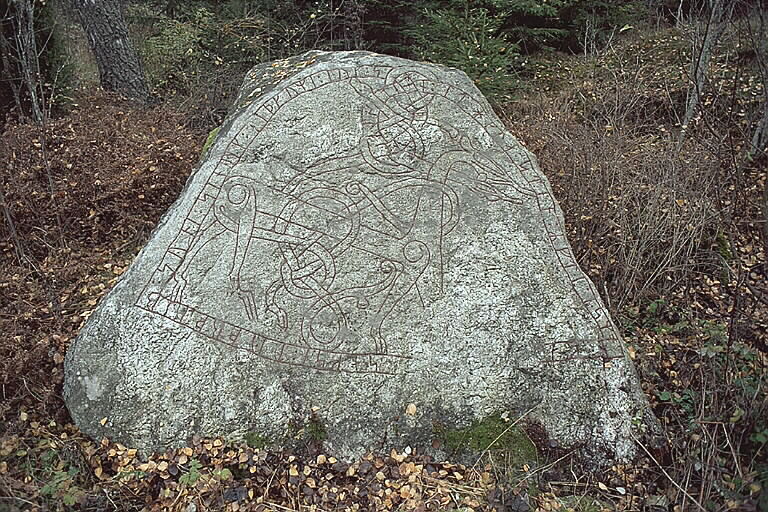 Runes written on jordfast stenblock, granit. Date: V